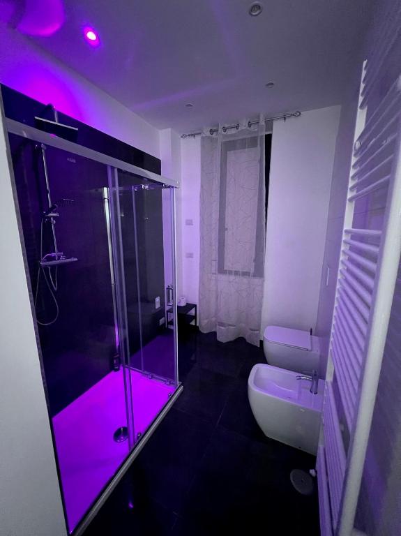 Il bagno privato con doccia e illuminazione d'atmosfera