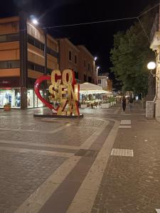 L'insegna luminosa di Cosenza in Piazza dei Bruzi