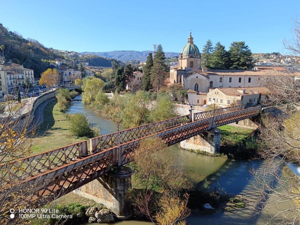 Il ponte pedonale sul fiume Crati e la cupola del Duomo di Cosenza