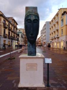 Una delle sculture del Museo all'Aperto Bilotti (MAB) su Corso Mazzini