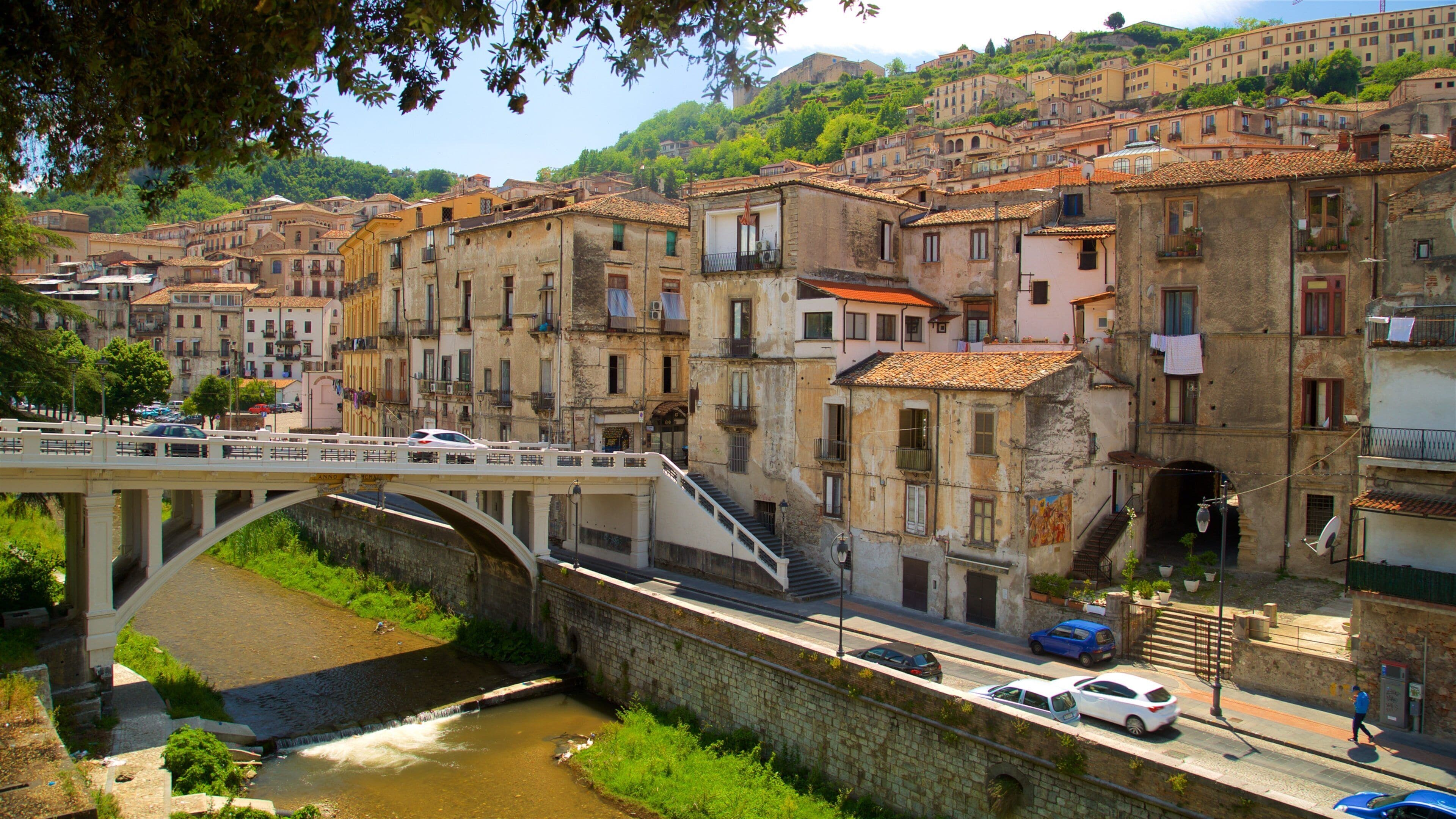 Il fiume Crati e il centro storico di Cosenza visti dall'alto