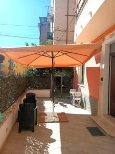Angolo relax nel cortile privato, con tavolino e sedute